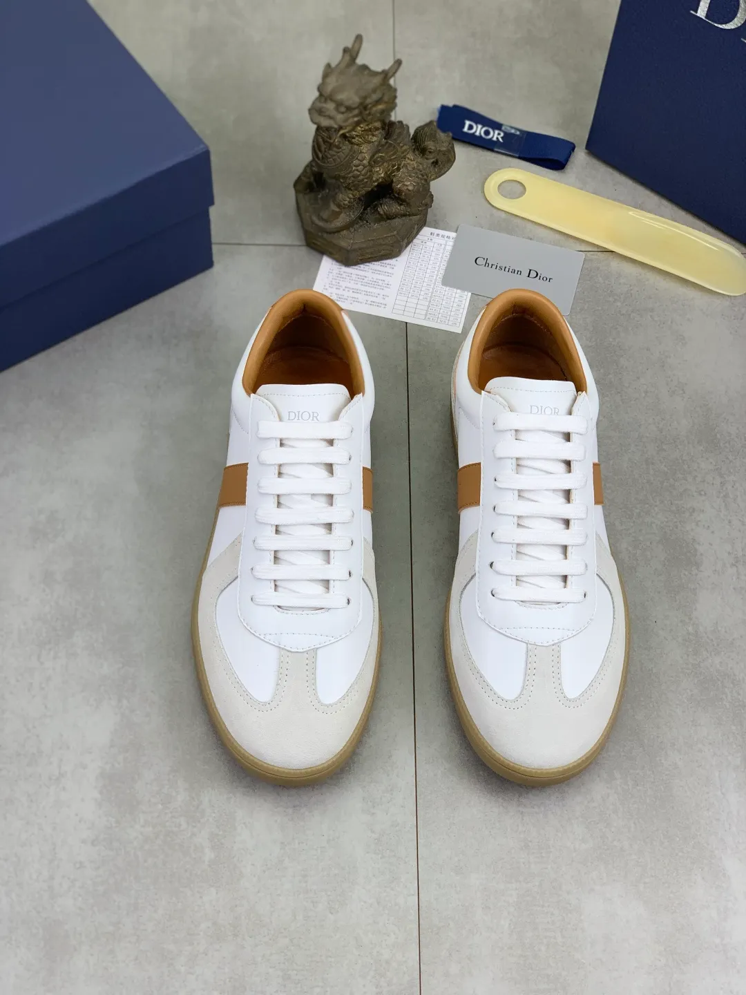 Men's shoes 💰P360 New Dior B01 moral training shoes, white first-layer cowhide, original molded outsole. New to the fall collection, this sneaker marks the return of a Dior classic, reinterpreted in a stylish and elegant silhouette. Crafted from white smooth first-grain cowhide with a tonal silk sheepskin lining, it features the Dior logo on the tongue and inner sides, and a CD icon on the heel. Paired with Tpu anti-slip soles of the same color, it can be matched with various styles to create a sophisticated look.  Code number: 38-44